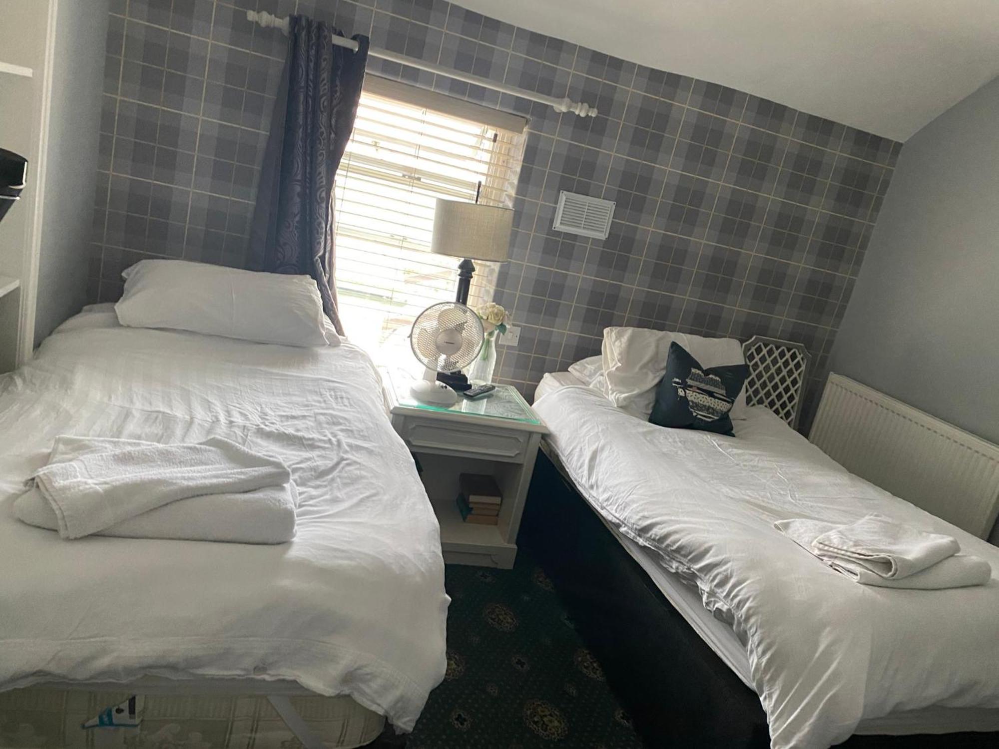 Holland Hotel Llanfachraeth Екстериор снимка